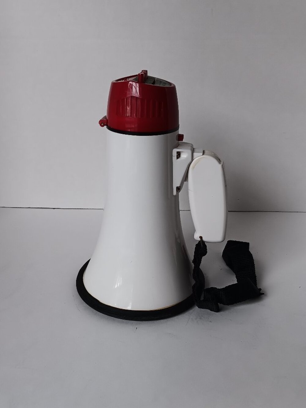Western Safety 10 Watt Hand Held Megaphone -Uses 4 C Batteries Not Included